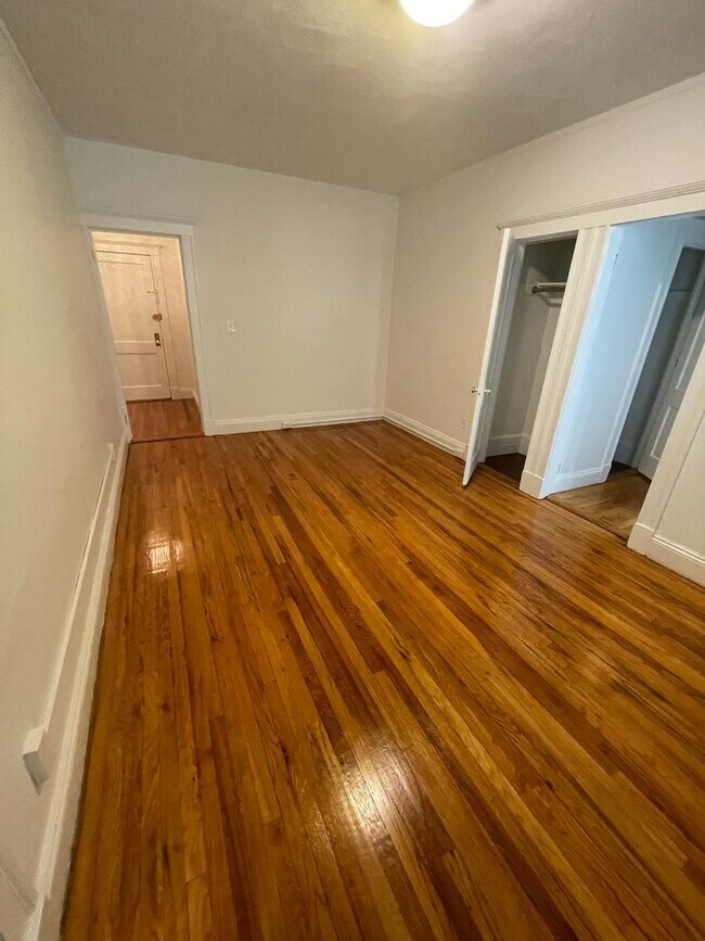 Building Photo - Brand new renovated studio with full kitch...