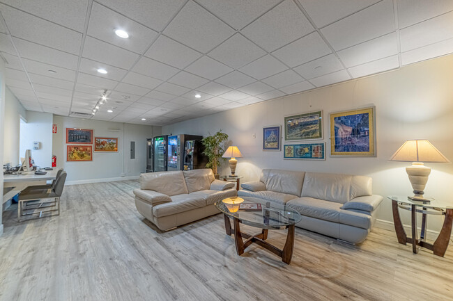Building Photo - 405 N Ocean Blvd
