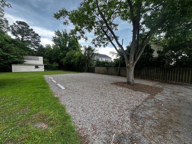 Building Photo - 5bd/2ba Remodeled Brick Ranch Home with Spacious Private Yard