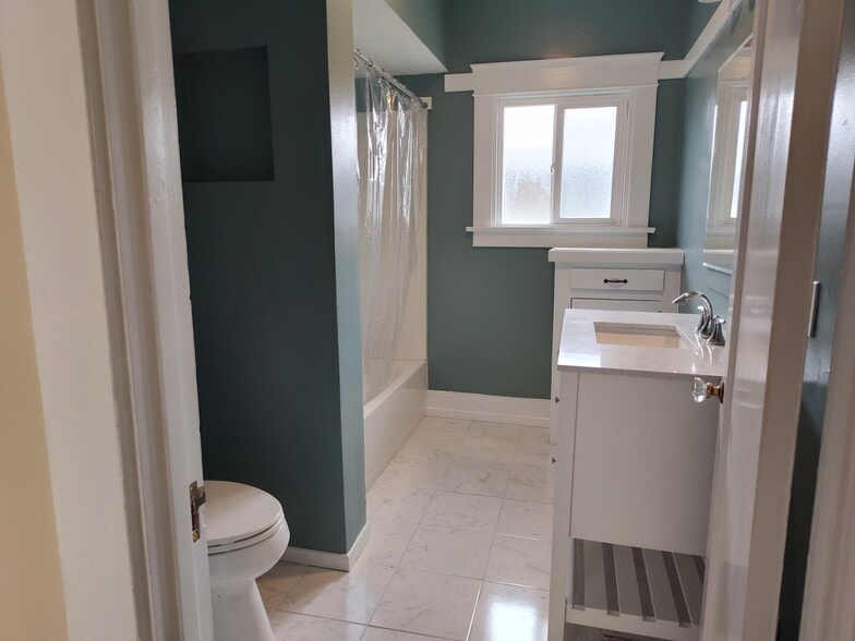 Bathroom - 4210 Highland Ave