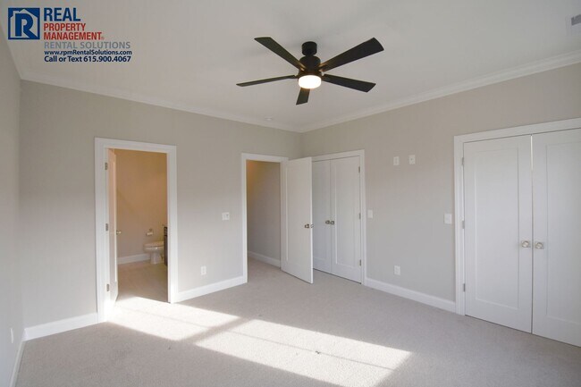 Building Photo - Gorgeous and modern 2 bedroom townhome in the heart of Murfreesboro w/ neighborhood pool, hi-spee...