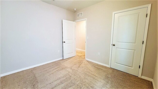 Building Photo - Carlton Lakes 3 bedroom/2 bath