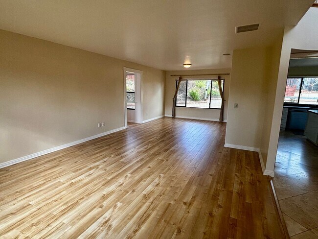 Building Photo - Beautiful La Jolla Alta Home! 50% off First Month's Rent Move in Promotion!