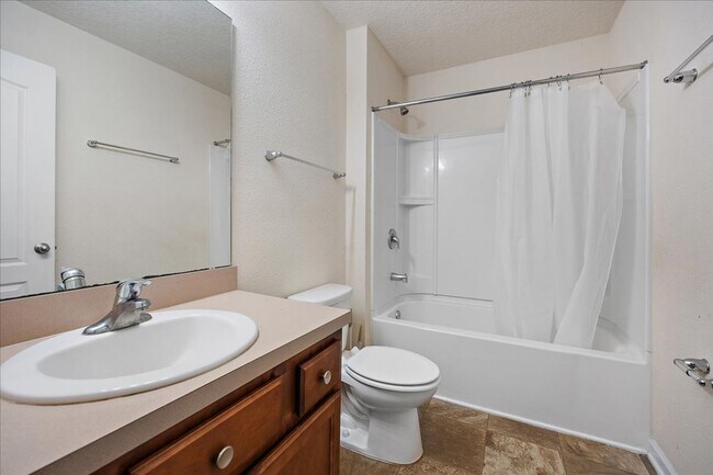 Building Photo - Spacious 4 Bedroom in Fast Growing Nassau ...