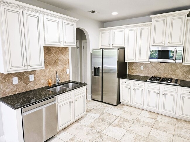 Building Photo - 5 Bedroom / 4 Bath Single Family Home