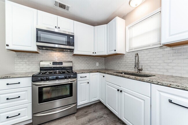 Building Photo - 2835 Beverly Rd