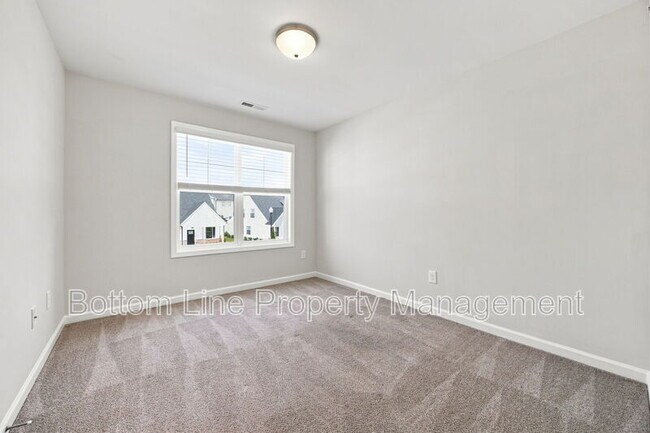 Building Photo - 739 Putney Hl Rd