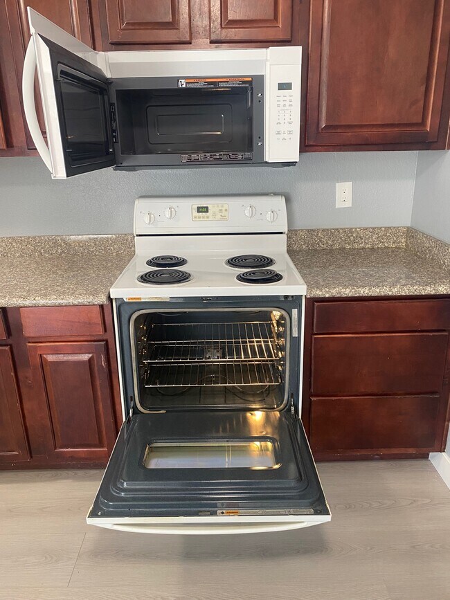 Building Photo - 5141 River Glen Dr