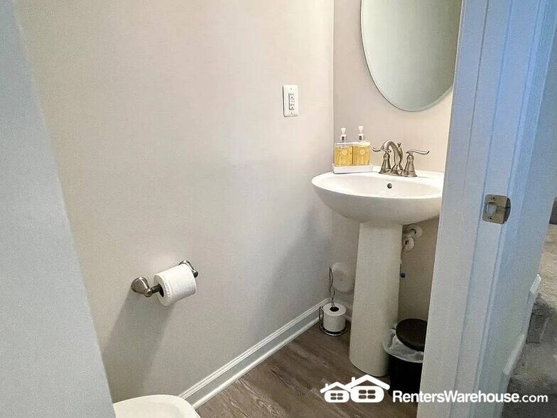 Building Photo - 2824 Shaws Rd