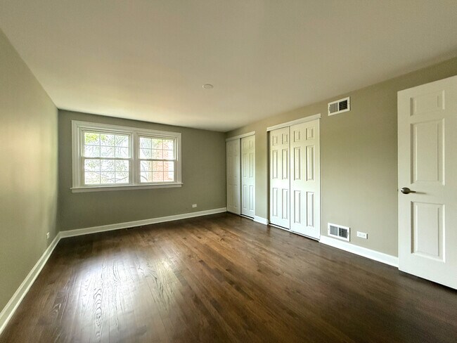 Building Photo - 1807 S Surrey Ridge Dr