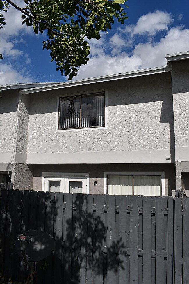 Building Photo - 905 Riverside Dr