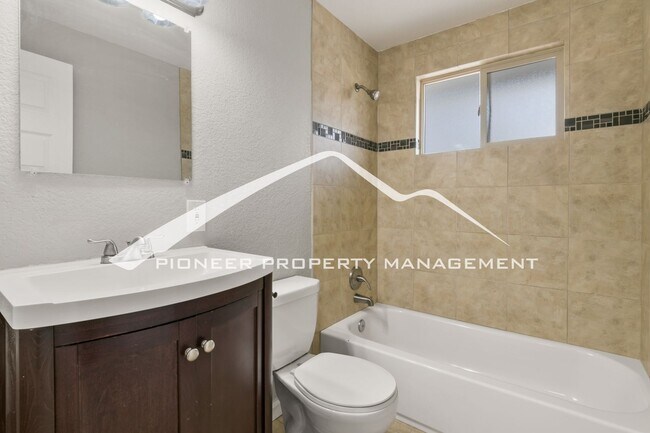 Building Photo - Gorgeous Home with Washer/Dryer and Fenced Yard