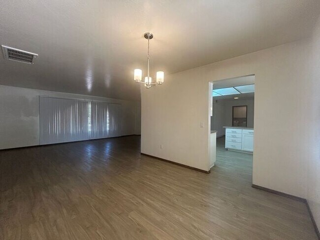 Building Photo - 2141 E Manhatton Dr