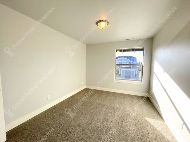 Building Photo - 4BR SE Bend home in great neighborhood wit...