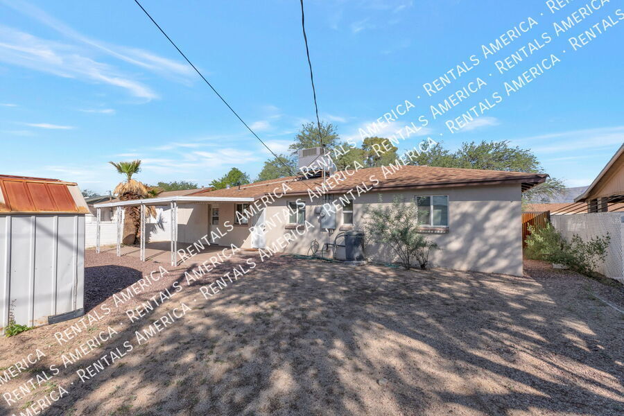 Building Photo - 2558 E Alta Vista St