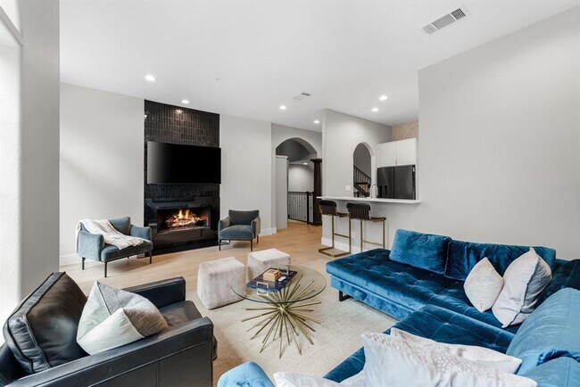 Building Photo - 1529 Barton Springs Rd