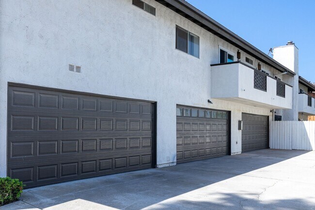 Building Photo - 2-Bedroom + 1 Bathroom Apartment | Dunes Place | Oxnard | Unfurnished