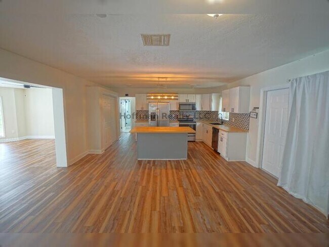 Building Photo - 3-Bedroom Pool Home in St. Pete