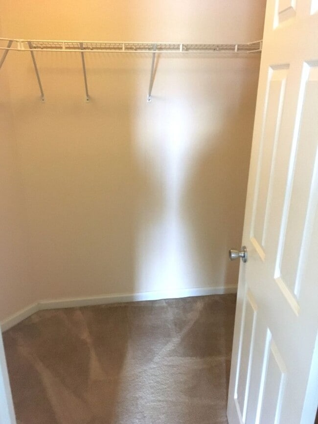 Building Photo - Spacious 2-bed, 2-bath duplex available for June!