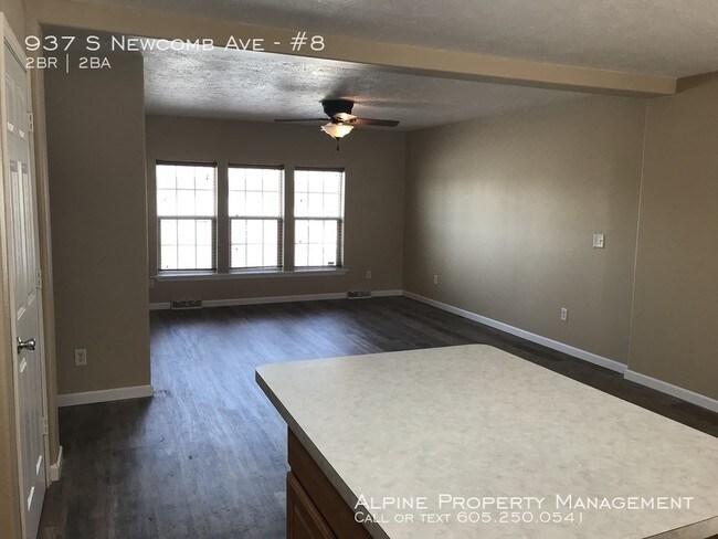 Building Photo - 937 S Newcomb Ave