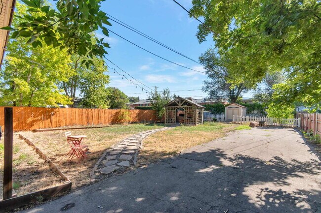 Building Photo - AVAILABLE NOW - Charming Sugar House Bungalow