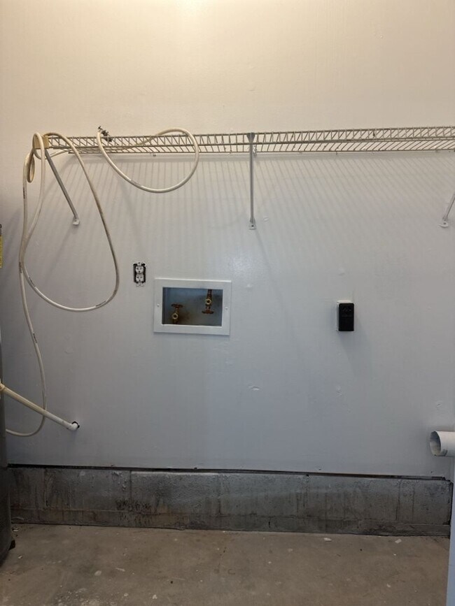 Building Photo - $1,600 - Beautiful 3 Bedroom 2 Bathroom Home Now Available!