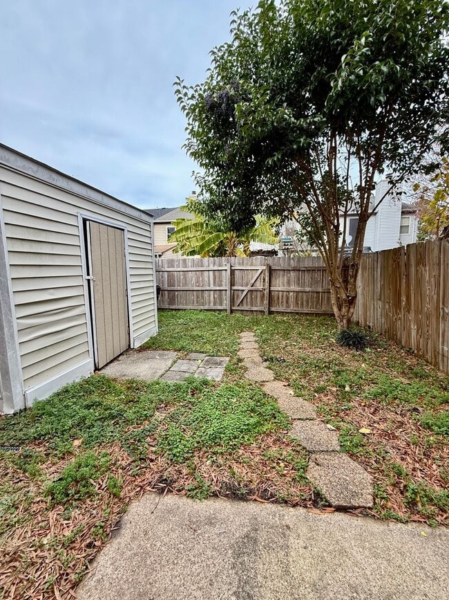 Building Photo - 3BD/2.5BA Brick Townhouse in Washington Commons off of Great Neck! Renovated throughout!