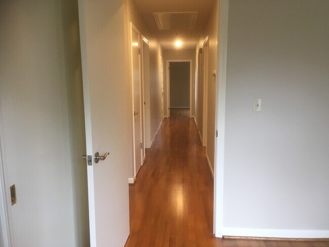 Building Photo - 14 Fairway Dr