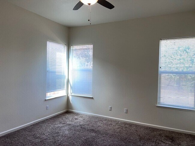 Building Photo - Single Story 3 Bedroom 2 Bathroom Home in ...