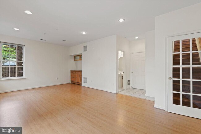 Building Photo - 11201 Woodglen Dr