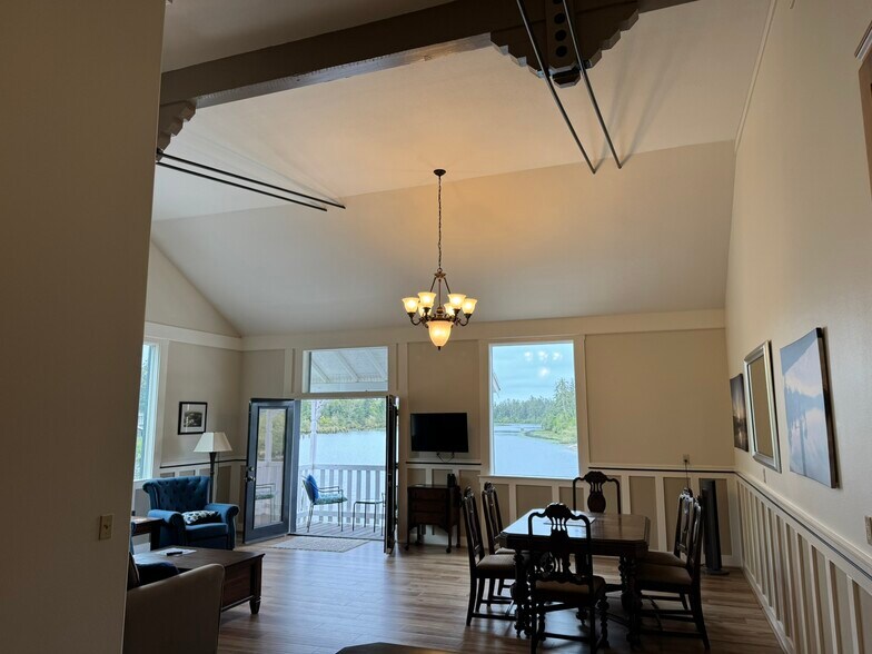 Living & Dining - vaulted ceilings. - 957 Steamboat Slough Rd
