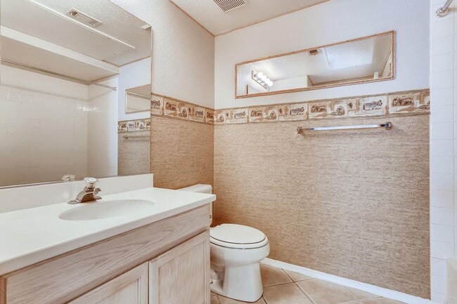 Building Photo - Northwest 1st Floor Condo in a Gated Community