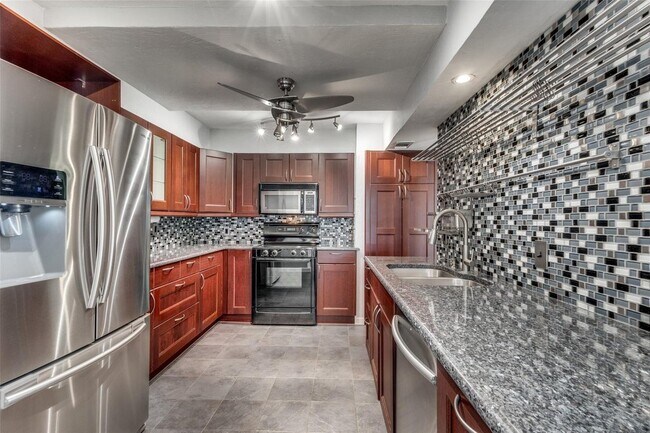 Building Photo - 4 Oakbrook Dr