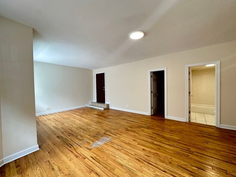 Building Photo - 553 W Aldine Ave