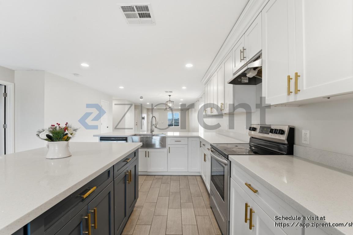 Building Photo - 1121 E Apache St