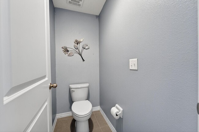 Building Photo - Stunning 5 bed/ 2 bath