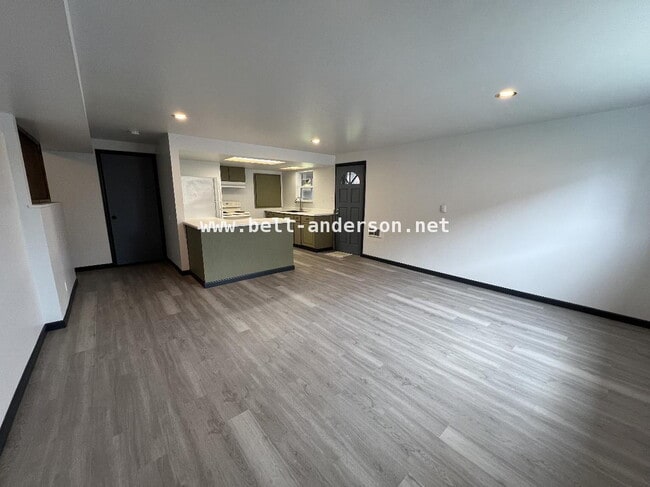 Building Photo - Ready to Move In, Mother-in-law Unit!