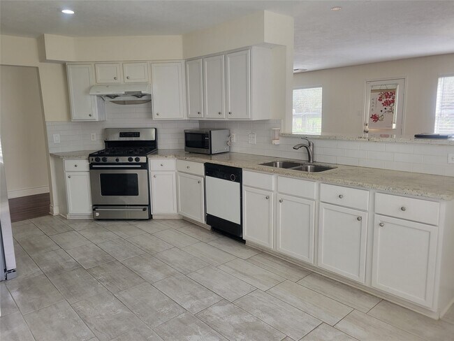 Building Photo - 8126 Golf Green Cir