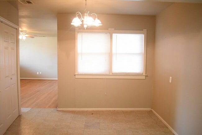 Building Photo - 2 Bedroom Home Near Coronado High School!