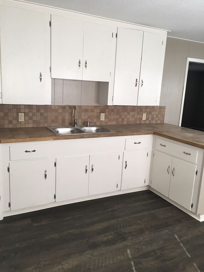 Building Photo - One Bed One Bath House Available June 1