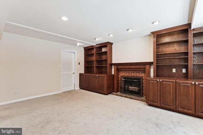 Building Photo - 6916 Southridge Dr