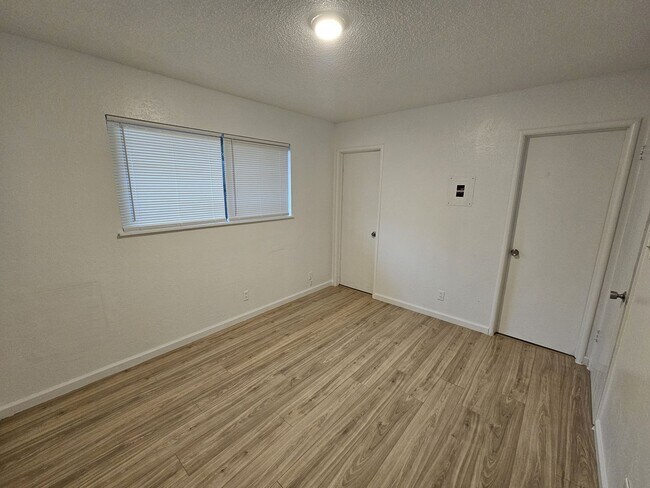 Building Photo - 1 Bedroom 1 Bath Triplex Unit in Los Molinos!