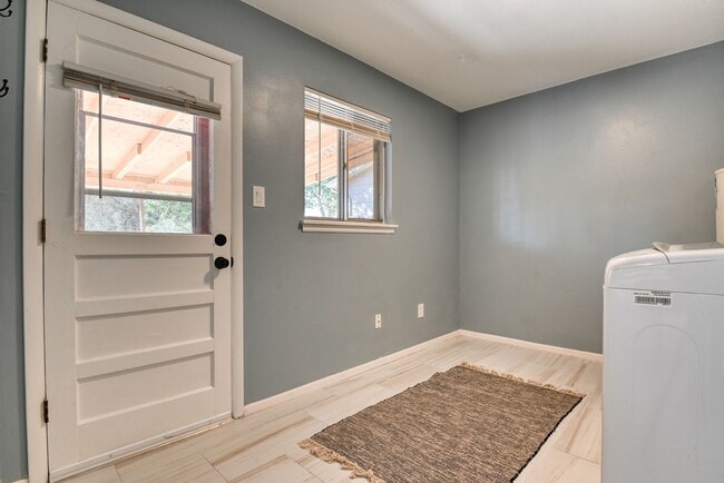 Building Photo - Cute 3 Bedroom Home in Central Colorado Sp...
