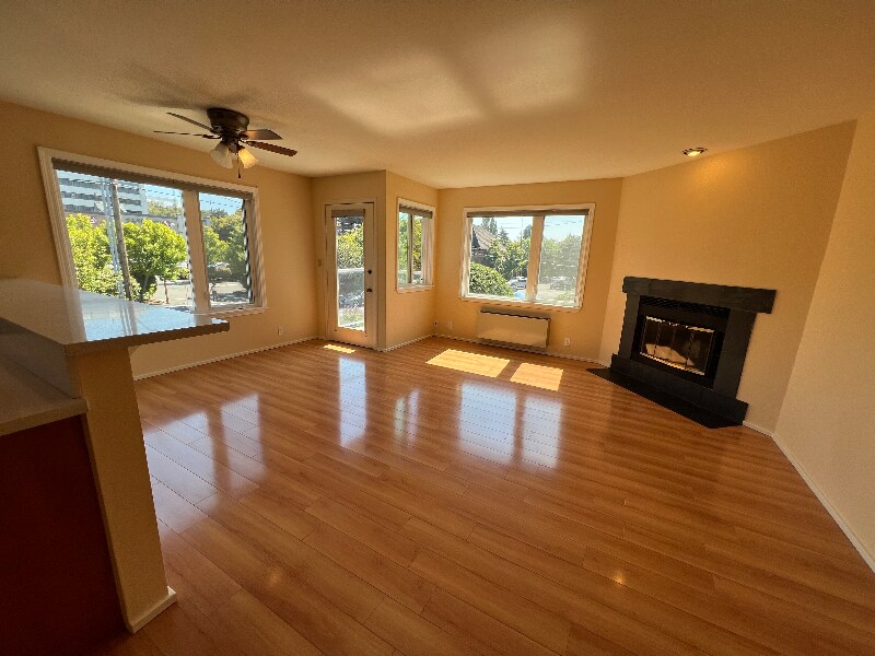 Building Photo - 215 14th Ave E