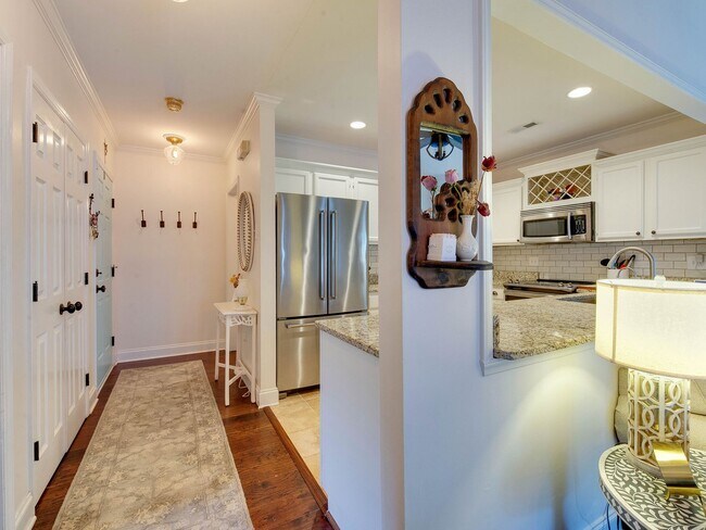 Building Photo - A picture perfect cottage home ready for you with community pool!