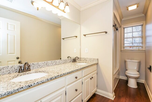 Building Photo - 104 Luna Ln