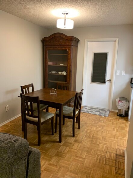 Building Photo - 1223 Queen Anne Dr
