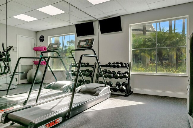 Building Photo - 8303 Palm Pkwy