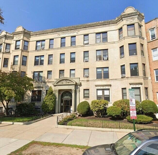 Building Photo - 61 Park Dr