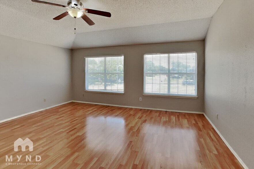 Building Photo - 3205 Meadowview Dr